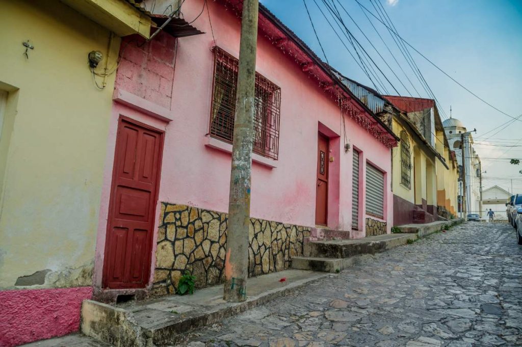 Hoe kom je van Antigua naar Flores, Guatemala?