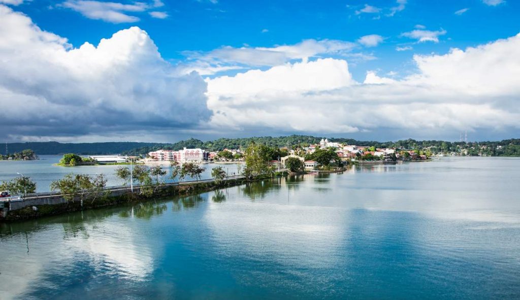 Hoe kom je van Antigua naar Flores, Guatemala?