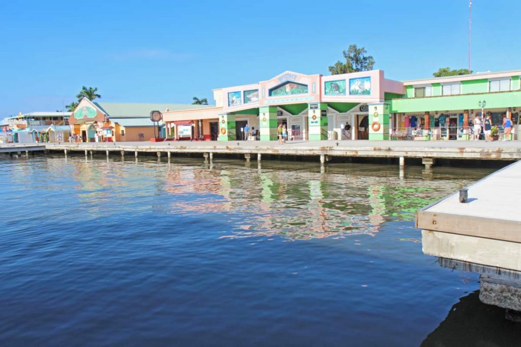 De Flores, au Guatemala, à Belize City