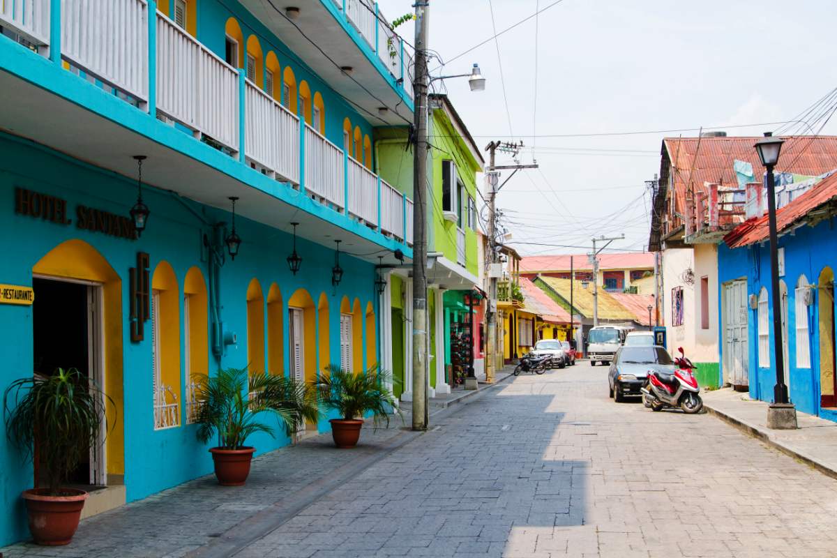 Hoe kom je van Guatemala Stad naar Flores, Guatemala?